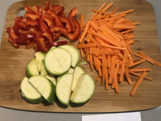 Шаг 2: Морковь и болгарский перец нарежьте соломкой, кабачок полукольцами.