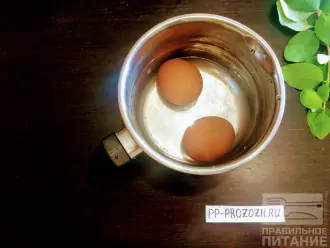Шаг 2: Яйца отварите до готовности и остудите.