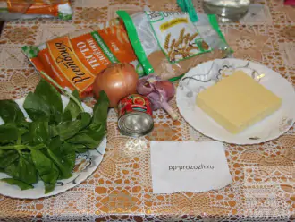Шаг 1: Подготовьте ингредиенты: томатную пасту, базилик, лук, чеснок, сыр, отруби, слоеное тесто.