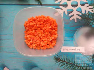 Шаг 2: Морковь нарежьте кубиками.