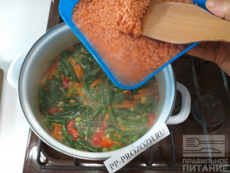 Шаг 4: Добавьте чечевицу, картофель и томатную пасту в суп, варите 10-15 мин.