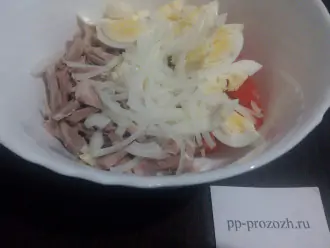 Шаг 4: Переложите в салатник измельченные ингредиенты. Лук нарежьте тонкими полукольцами и тоже добавьте в салатник.
