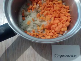 Шаг 4: Порежьте морковь мелким кубиком и добавьте к луку. Готовьте, помешивая, 3 минуты.