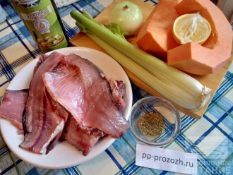Шаг 1: Подготовьте ингредиенты: филе рыбы, тыкву, сельдерей, лимон, репчатый лук, оливковое масло, эстрагон.