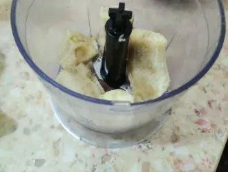 Шаг 2: Положите поломанный кусочками банан в чашу блендера или разомните вилкой.