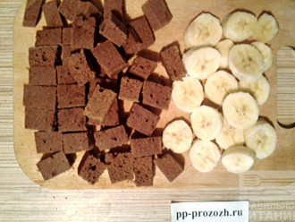 Шаг 6: Готовый и остывший бисквит порежьте кубиками, а банан - кружочками. 