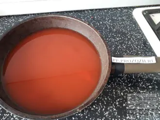 Шаг 3: В сковородке растворите столовую ложку томатной пасты в воде и поставьте на плиту.