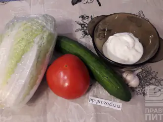 Шаг 1: Приготовьте необходимые ингредиенты: огурец, помидор, пекинская капуста, натуральный йогурт, чеснок.