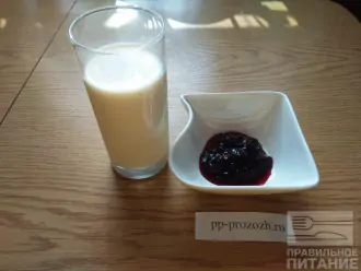 Шаг 3: Налейте в стакан овсяное молоко, у меня магазинное. По желанию приготовьте его самостоятельно по этому рецепту: https://pp-prozozh.ru/ovsjanoe-moloko-pp.html.