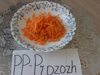 Шаг 3: Морковь нашинкуйте соломкой.