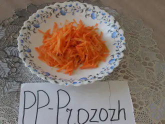 Шаг 3: Морковь нашинкуйте соломкой.