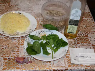 Шаг 1: Подготовьте ингредиенты: базилик, тёртый сыр, семечки, масло, чеснок.