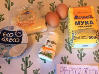 Шаг 1: Подготовьте ингредиенты: кокосовую стружку, греческий йогурт, муку, яйца и подсластитель.