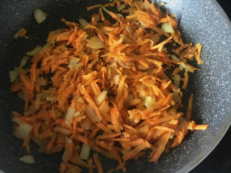 Шаг 3: Обжарьте лук и морковь на сливочном масле.