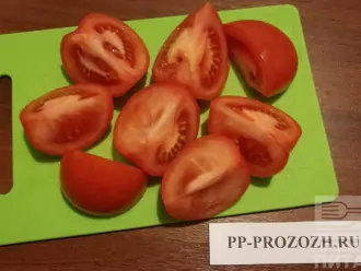 Шаг 6: Помидоры крупно нарежьте. Можно взять помидоры черри и не резать их. 