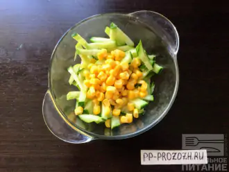 Шаг 5: Добавьте столовую ложку консервированной кукурузы в салат.