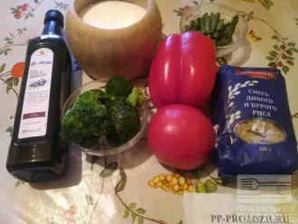 Шаг 1: Подготовьте брокколи, смесь риса бурого и дикого, перец болгарский, помидор, стручковую фасоль, соль и оливковое масло.