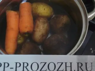 Шаг 2: Отварите морковь, картофель, свеклу.