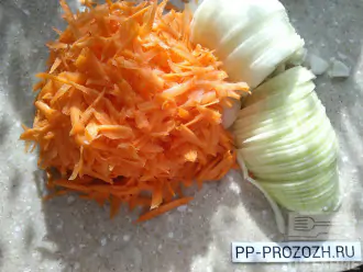 Шаг 2: Нашинкуйте лук, потрите морковь на крупной терке.