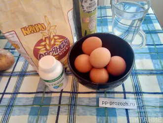 Шаг 1: Подготовьте ингредиенты: воду, яйцо, овсяную муку, стевию или мед, оливковое масло.