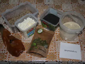 Шаг 1: Подготовьте ингредиенты: творог, семена тыквы, черный и белый кунжут, мёд.
