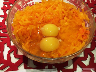 Шаг 3: К тыкве добавьте два яйца и посолите.