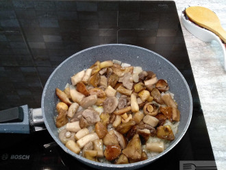 Шаг 5: Грибы помойте, почистите и нарежьте.
Выложите грибы в сковородку поверх лука. Сразу не перемешивайте и не солите.
Пусть лук дожарится под грибами.