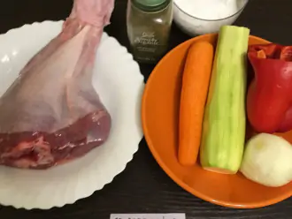 Шаг 1: Подготовьте продукты: индейку, морковь, кабачок, лук, перец. 