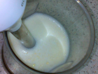 Шаг 3: Смешайте блендером молоко, яйца и соль по вкусу.
