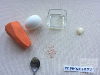 Шаг 1: Приготовьте ингредиенты. Заранее отварите яйцо и остудите.