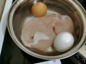 Шаг 2: Отварите филе куриное и яйца.