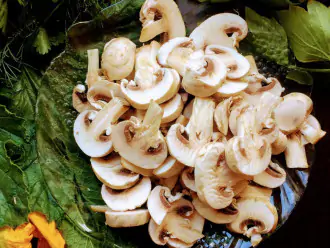 Шаг 5: Нарежьте грибы и добавьте в сковороду к сыру и цуккини.