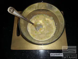 Шаг 7: Перемешайте ингредиенты ложкой до однородной массы. Выкладывайте получившуюся массу ложкой на разогретую сковороду, формируя драники.