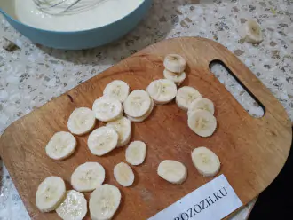 Шаг 8: Нарежьте бананы кружочками.
