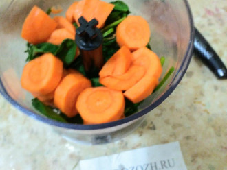 Шаг 8: И в конце добавьте нарезанную морковь.