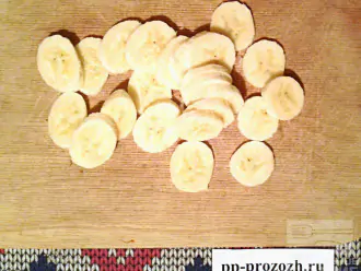 Шаг 4: Банан порежьте кружочками.