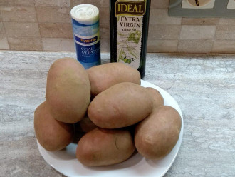 Шаг 1: Подготовьте ингредиенты: картофель, оливковое масло, соль.