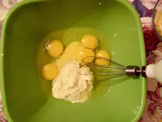 Шаг 2: Взбейте яйца со сметаной.