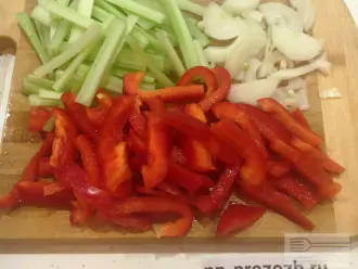 Шаг 2: Нарежьте лук тонкими полукольцами, очищенный от семян болгарский перец и сельдерей - тонкими полосками.