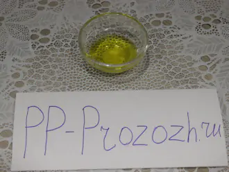 Шаг 7: В чашку налейте оливковое масло.