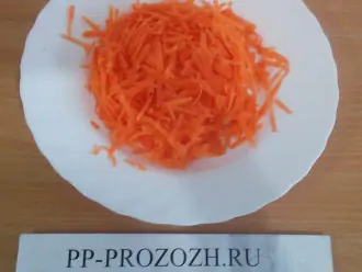 Шаг 3: Потрите морковь на крупной терке.