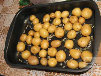 Шаг 2: Смажьте растопленным кокосовым маслом форму или противень, выложите семена подсолнечника, тыквенные семечки, помытый картофель.