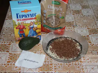 Шаг 1: Подготовьте ингредиенты: отруби, овсяные хлопья, авокадо и семечки.