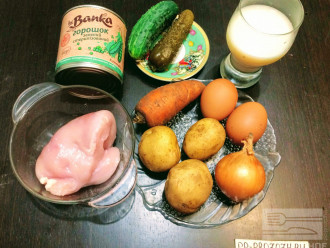 Шаг 1: Для салата Оливье возьмите: куриное филе, яйца, картофель, морковь, лук, свежий огурец и соленый, консервированный горошек, нежирную сметану, соль.