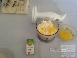 Шаг 4: В блендер выложите творог, сахарозаменитель и большую часть яйца. Оставшееся яйцо понадобится для смазывания рулета.
Взбейте блендером творог до однородного состояния.