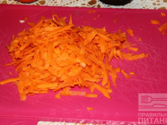 Шаг 3: Натрите на тёрке морковь.