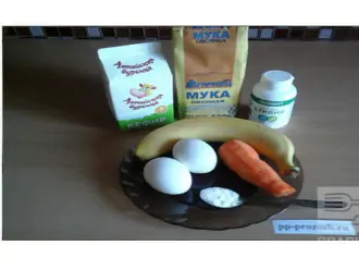 Шаг 1: Подготовьте необходимые ингредиенты: овсяную муку, кефир, яйца, морковь, банан, стевию, соду.