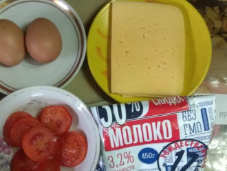 Шаг 1: Подготовьте ингредиенты: яйца, сыр, помидор и обезжиренное молоко.