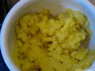 Шаг 4: Из остывшего картофеля сделайте густое пюре.  Посолите по вкусу.