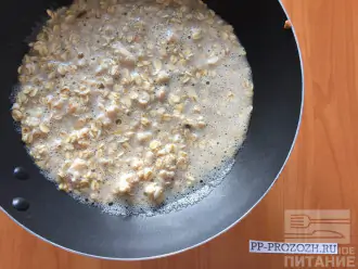 Шаг 5: На раскаленной антипригарной сковороде из полученной массы сформируйте блин.